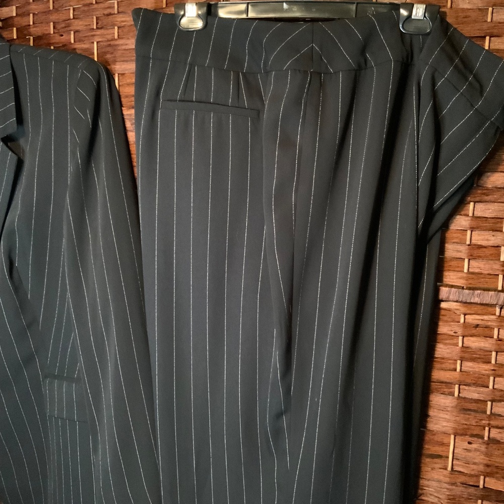 John Meyer Women’s Pant Suit - Picture 4 of 7